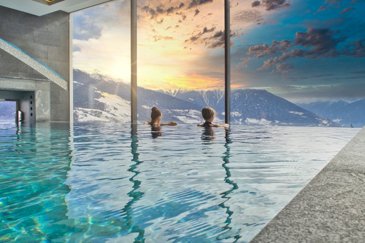 Prachtig uitzicht vanuit het zwembad van een spa op de bergen.